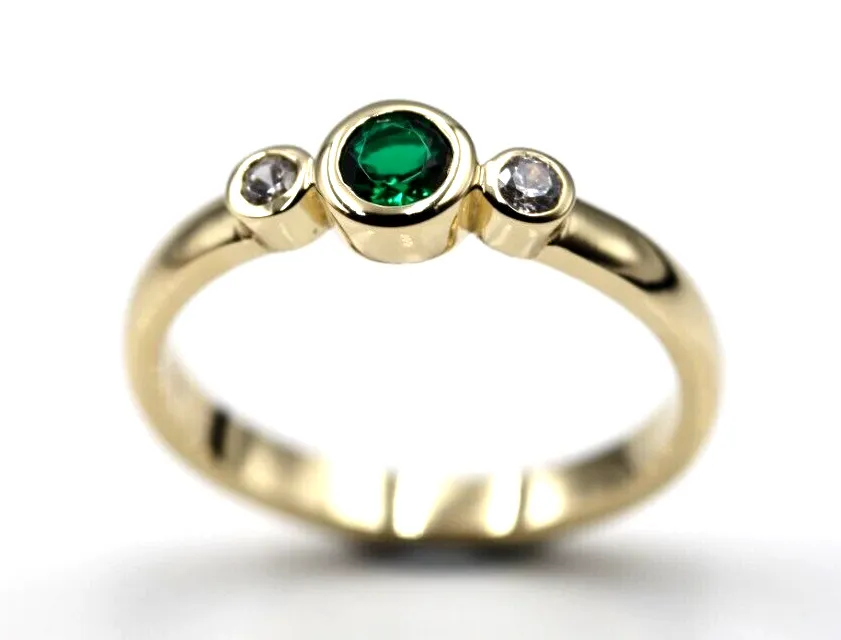 Size M Genuine 9ct 9kt Yellow, Rose or White Gold Trilogy & Emerald Ring